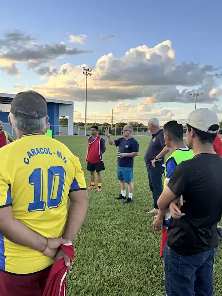 Prefeito Neco Pagliosa acompanha início dos preparativos do time de Caracol para a Copa Assomasul 2026