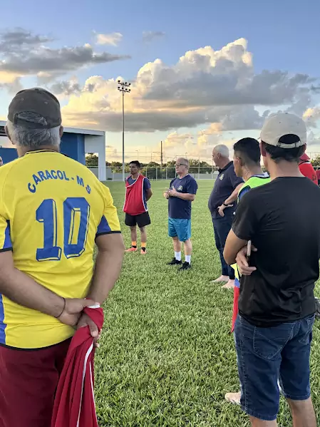 Prefeito Neco Pagliosa acompanha início dos preparativos do time de Caracol para a Copa Assomasul 2026