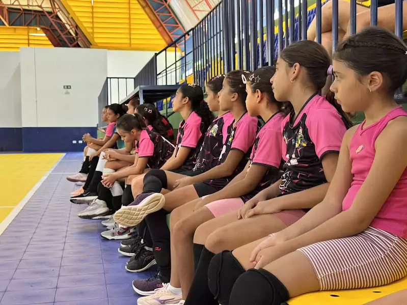Projeto Esporte+Escola Voleibol Feminino é espaço de proteção e formação de base em Caracol