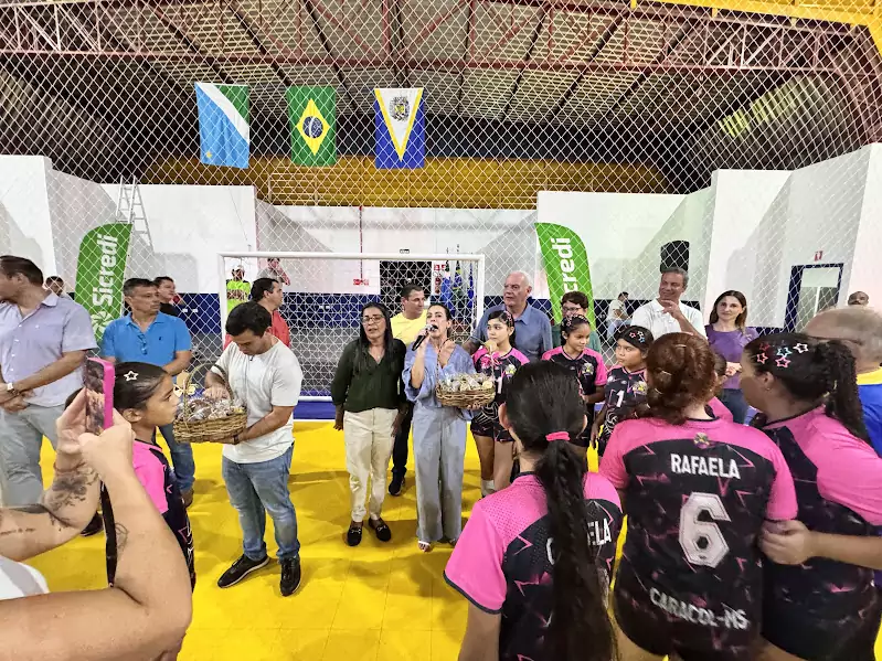 Reforma do Ginásio Primeiro de Maio em Caracol é inaugurada com grande público