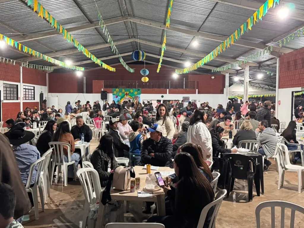 Público comparece em massa e vence o frio na Festa Julina das Escolas João José Leite da Silva e Joaquim dos Santos