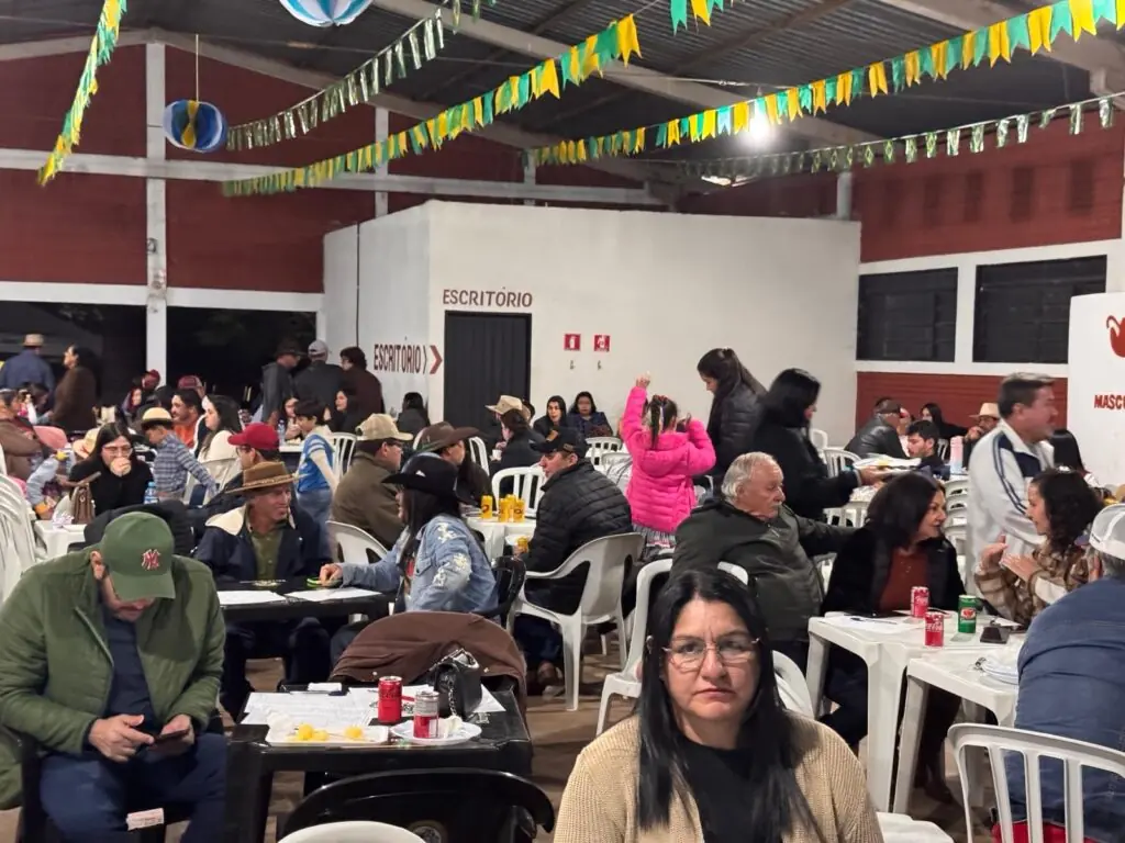 Público comparece em massa e vence o frio na Festa Julina das Escolas João José Leite da Silva e Joaquim dos Santos