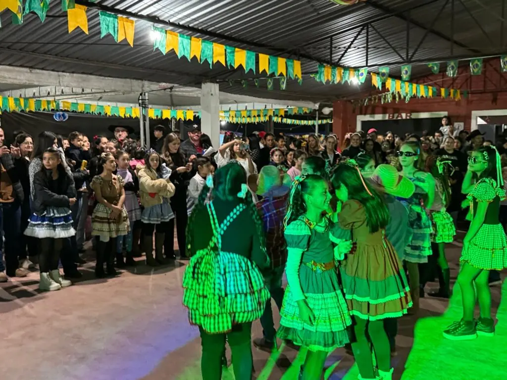 Público comparece em massa e vence o frio na Festa Julina das Escolas João José Leite da Silva e Joaquim dos Santos